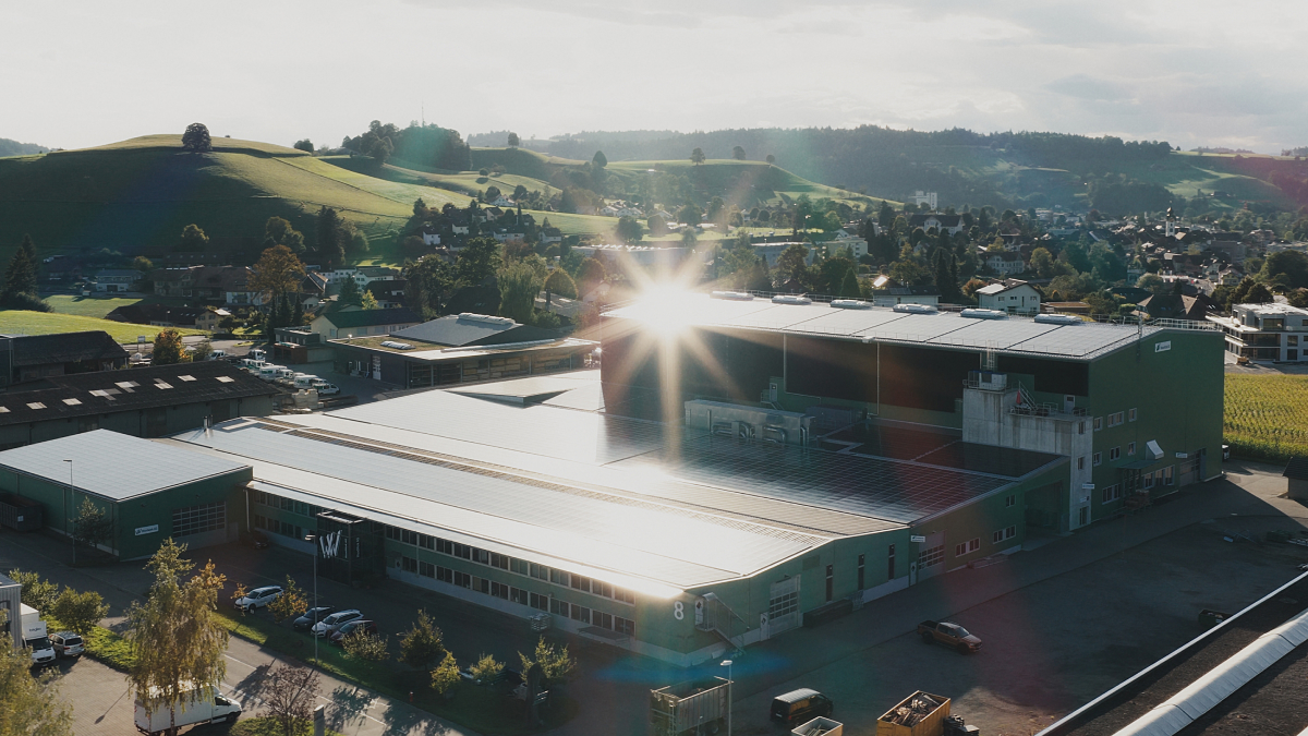 Energieeffiziente Kombination aus PV‑Anlage und Batteriespeicher.