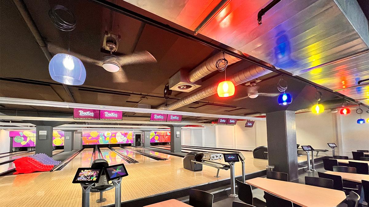  Les luminaires imprimés en 3D s’inspirent des formes et des couleurs des boules de bowling.
